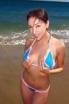 Amateur asiatische sweetie Vicki chase posing auf die Strand in ein Bikini
