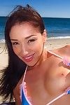 amatör Asya Tatlım Vicki Chase poz Üzerinde bu Plaj içinde bir bikini