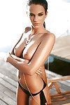 skinny Strand Babe Sophie posing für Centerfold Schießen in schwarz Bikini