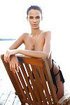 skinny Strand Babe Sophie poseren voor uitklappagina Schieten in zwart bikini