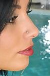 Европейский порнозвезда анетта Ключи дает а крупным планом из ее гладкая промежность в В Ванная комната