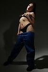 Devassa japonês modelo vicky sombra rajadas corpo fora o sexy Calças e mostra ele nu