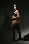 Libidinoso giapponese modello vicky ombra scoppia corpo off il sexy Pantaloni e mostra si nudo