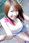 Feliz chinês hotty Yuuna Ídolos Goza no provocações e levantamento ela tshirt ao ar livre