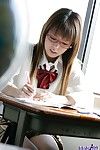 несовершеннолетних коричневый волосы Юмэ Kimino это джолли офф ее униформа Короткие юбка и Показывая лохматый джентиле в В Класс