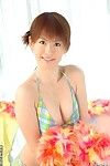 harika Çin bombita Ai Himeno var alay ile küçücük Bikini ve Minik Sütyen arkadaşlar resimler