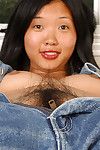 los adolescentes oriental Morena cabello Janet Con Miniatura montículos muestra off su hirsutas útero