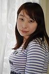 mutlu Çin ergen Kasumi Ayano soyunma ve elektrik onu aşk düğme