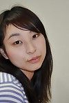 feliz Chinês Adolescente Kasumi Ayano despir-se e vibing ela amor botão