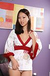 uśmiecha się Wschodniej Piękna Evelyn Lin z Gładka mokre pęknięcia bierze off jej kimono i koronki bielizna