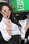 Genial oriental Pornostar in Brille Asa Akira Macht ein Geschickte oral spielen