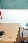 Insignifiant chinois étudiante dans lunettes se déshabille et acquiert pilé massive sur l' bureau