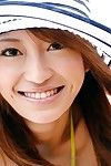 саит очаровательный Ю Саотоме крытая в экстрим шляпа и блуза это демонстрируя ее красивости на открытом воздухе и в автомобиль