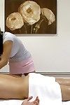 breasty chinês Allanah é proficiente no ação punhetas apesar de o fato massagem