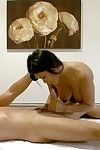 breasty chinois Allanah est compétent dans acte handjobs malgré l' fait massage