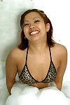 Adolescente milf Gia levantando el bikini en bañera a jerk off su Chino arrebatar