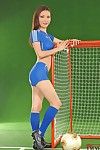 giapponese corpo arte modello Annie Ling finge Che questo pulcino indossa Blu Pelle ristretto calcio uniforme