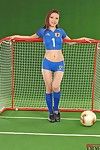 giapponese corpo arte modello Annie Ling finge Che questo pulcino indossa Blu Pelle ristretto calcio uniforme