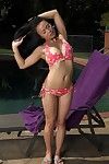 selvaggia Orientale Mya Luanna Con bene Bolla ahole rimuove Il suo Bikini in il pool