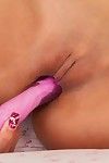 Plat borst Aisan jeugdige rozemarijn Radeva staven Roze apparaat in haar Hoog Stijve glad op top ontuchtige gespleten