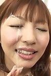 Charmant japans Rika Sakurai onthult haar Talent voor haan slikken genot en winsten een haan sap Uitgebracht op haar Nicelooking gezicht