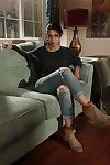 nerdy Dana Весполи rozbiera się off jej wywiad odzież i Stojąc na jej kanapa