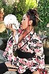 seksuele minded Chinees chicito davon Kim geeft een vochtige outdoor Erotische dansen en Speelt met Ze is