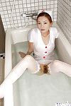 Affascinante Cinese Infermiera in  Ray Ito striptease e piacevole bagno