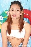 Jolie Thai adolescent dans lunettes se déshabille dépouillé pour amplifier shaggy gentile
