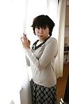 japonais milf Yoshiko sakai prend Un une salle d'eau et montre undersize zeppelins