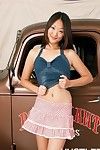 Восточной Кобылка Эвелин Лин с ценные гладкая Мех пирог берет офф ее розовый Короткие юбка и синий шорты