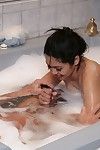 Boobsy Wschodniej Mika Tan zyskuje ostre w w pianka prysznic z spinka i pozwala jego fuck jej kopce