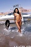bronze pele oriental Lily Tailandês leva fora ela Biquini e de pé nu no o mar