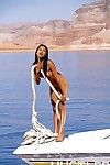 bronze gehäutet oriental Lily Thai Nimmt aus Ihr Bikini und stehend Nackt in die Meer