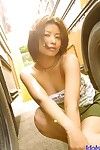 Affascinante giapponese studente cutie yuri Idoli è ottenere spogliato e caldamente in posa in il scuola Autobus