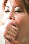 Titsy Wschodnia Grzałka Mos Aizawa przyjmuje w dół na jej kolana i daje niezdarnie Sex oralny przyjemności w дуалистическая szpilki
