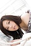 Sujo Chinês Morena cabelo Takami Hou Goza no posando absolutamente nu para o Ao VIVO CÂMARA