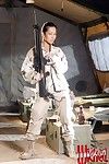 Japanisch Militär Prinzessin Gianna Lynn verlieren aus Tücher und mit die real Feucht Waffe