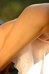наружная японский Энни Линг дисплеи ее маленькая ahole и бритоголовый пизда на В железная дорога