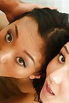 ciemny włosy Ariana Marie i Chiński lizak Alina Czy Dając Podwójny liu w prysznic