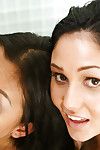 escuro cabelo Ariana Marie e chinês pirulito Alina Li dando dupla BJ no showerroom