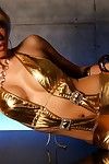 oriental destruidor de corações Toni Leigh puxa para baixo ela ouro vestuário exclusivo de mostrando ela Não tradicional melões