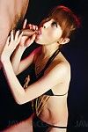 chinês Babe Miina Yoshihara deslizamentos no um cara leva seu Suco de Lançado e joga com esperma