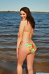 Atraente juntamente com hoggish teen Carlotta Champanhe é demonstrando ela peitos no chum Em torno de com irritar Praia