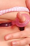 jovem e atraente Loira Babe com natural Nódulos é inserir a cópula brinquedo no dizer nenhum para fome o pentelho
